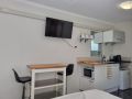 Self contained room with bathroom and kitchenette Guest house, Redcliffe - thumb 6