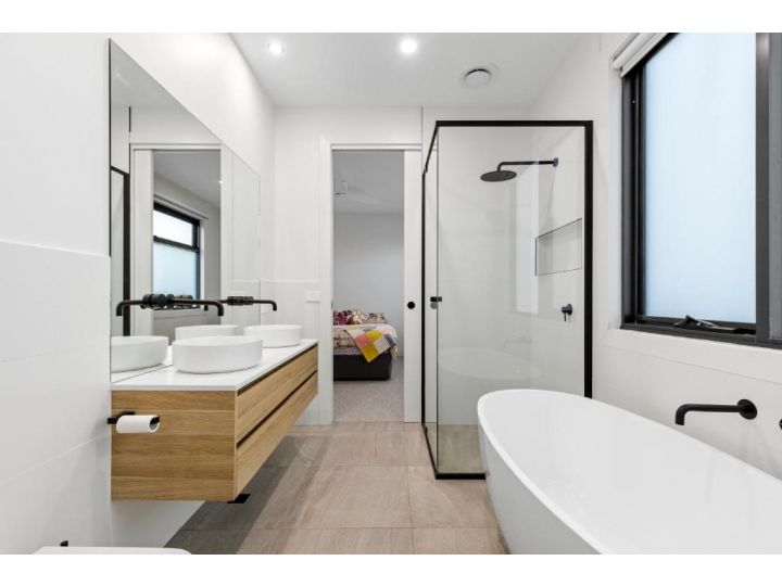 Sensational 4 Bedroom House Guest house, Ocean Grove - imaginea 13