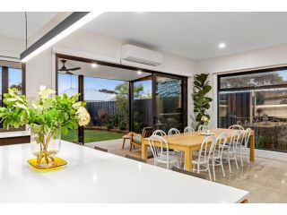 Sensational 4 Bedroom House Guest house, Ocean Grove - 3