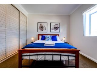 3 South Perth family home stroll to foreshore Guest house, Perth - 2
