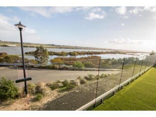 â€˜Serenityâ€™ and sweeping Murray River views Guest house, Tailem Bend - 2