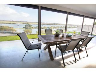 â€˜Serenityâ€™ and sweeping Murray River views Guest house, Tailem Bend - 1