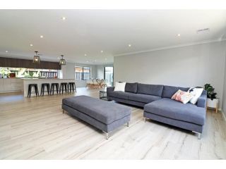 Serenity on Currawong - Billiards, Home Theatre, WiFi, Linen, 4 bdrms Guest house, Cowes - 2