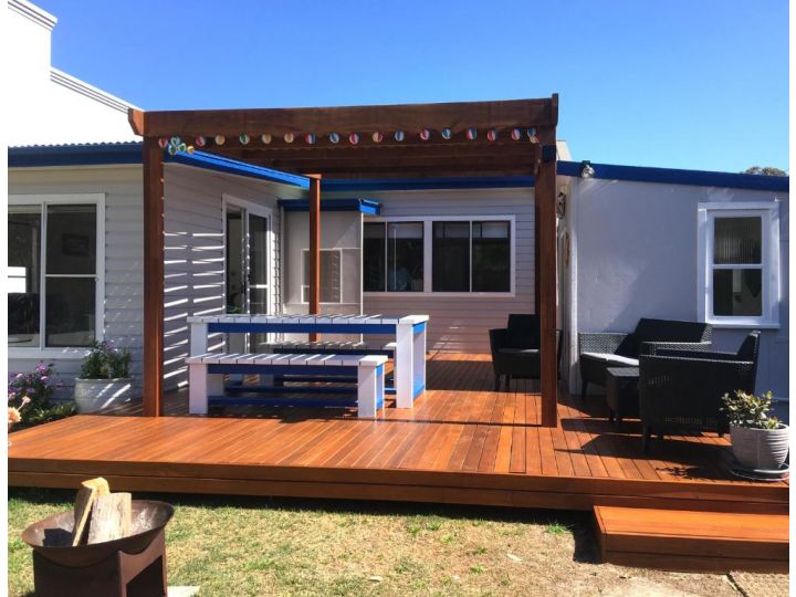 SHELLHARBOUR BEACH COTTAGE ---- Walk out back gate to beach flags in summer Guest house, Shellharbour - imaginea 1