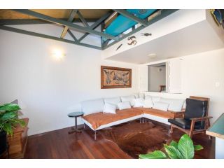 SHEOAKS - Funky 2 bed unit + 100m to beach + pool Apartment, Point Lookout - 2