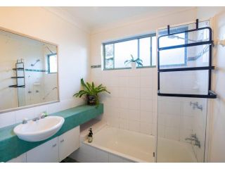 SHEOAKS - Funky 2 bed unit + 100m to beach + pool Apartment, Point Lookout - 5