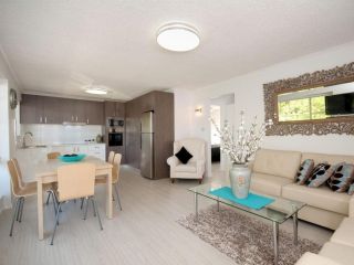 Shoal Court 5 Fabulous location with water views Apartment, Shoal Bay - 4