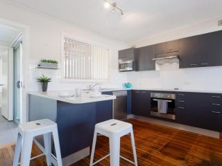 'Shoalz', 28 Rigney Street - Renovated Cottage with Boat Parking Apartment, Shoal Bay - 3