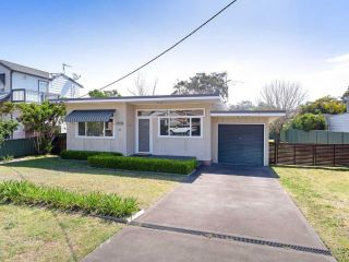 'Shoalz', 28 Rigney Street - Renovated Cottage with Boat Parking Apartment, Shoal Bay - 2