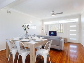 'Shoalz', 28 Rigney Street - Renovated Cottage with Boat Parking Apartment, Shoal Bay - 4