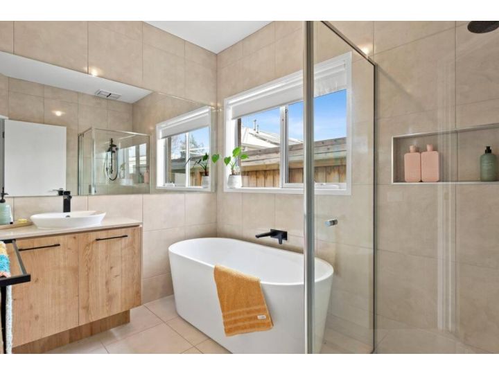Shorebreak - modern & spacious in Ocean Grove Guest house, Ocean Grove - imaginea 1
