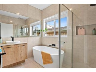 Shorebreak - modern & spacious in Ocean Grove Guest house, Ocean Grove - 1