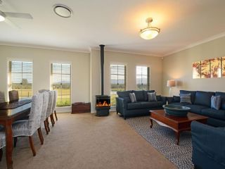 Silver Springs 6br Luxury Homestead with Wifi, Pool. Fireplace, Views, Olives and Space Guest house, Rothbury - 3