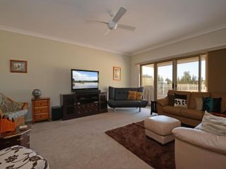 Silver Springs 6br Luxury Homestead with Wifi, Pool. Fireplace, Views, Olives and Space Guest house, Rothbury - 5