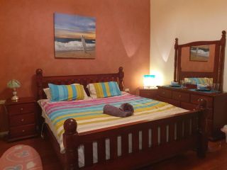 JUST-4-YOU! amazing sea views, WIFI, fullly air-conditioned, king bed Guest house, Vincentia - 2