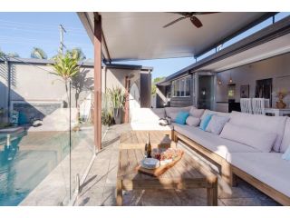 Single Level Pet Friendly Beach House with Pool - Across the road to Bokarina Beach & Surf Break Guest house, Kawana Waters - 5