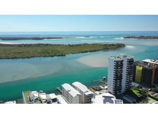 Sitka - Absolute Waterfront Luxury Apartments Apartment, Maroochydore - 4