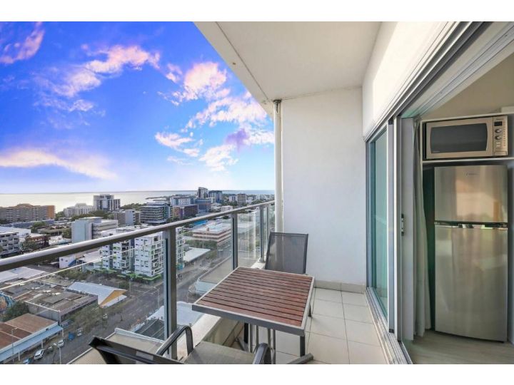 Sky High Modern Oasis with Pool and City Views Apartment, Darwin - imaginea 3