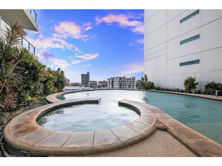 Sky High Modern Oasis with Pool and City Views Apartment, Darwin - imaginea 6