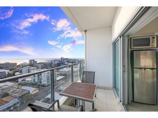 Sky High Modern Oasis with Pool and City Views Apartment, Darwin - 3