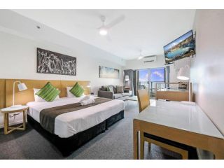 Sky High Modern Oasis with Pool and City Views Apartment, Darwin - 4