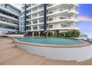 Sky High Modern Oasis with Pool and City Views Apartment, Darwin - 2