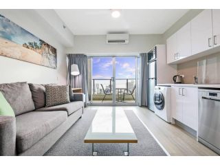 Sky High Modern Oasis with Pool and City Views Apartment, Darwin - 1