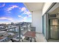 Sky High Modern Oasis with Pool and City Views Apartment, Darwin - thumb 3