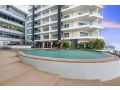 Sky High Modern Oasis with Pool and City Views Apartment, Darwin - thumb 2
