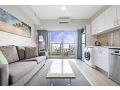 Sky High Modern Oasis with Pool and City Views Apartment, Darwin - thumb 1
