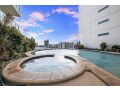 Sky High Modern Oasis with Pool and City Views Apartment, Darwin - thumb 6