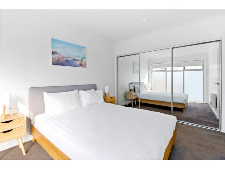 Sleek 2-Bed Townhouse with Oceanviews Guest house, Seaford - imaginea 7