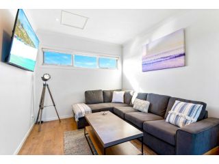 Sleek 2-Bed Townhouse with Oceanviews Guest house, Seaford - 3