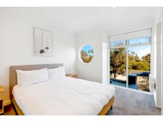 Sleek 2-Bed Townhouse with Oceanviews Guest house, Seaford - 5