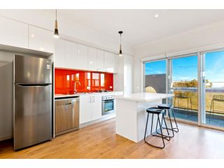 Sleek 2-Bed Townhouse with Oceanviews Guest house, Seaford - 4