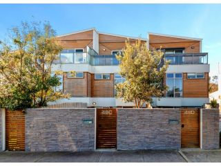 Sleek 2-Bed Townhouse with Oceanviews Guest house, Seaford - 1