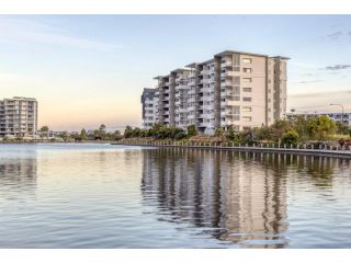 Sleek 2-Bed Unit With Expansive Water Views Apartment, Kawana Waters - 2