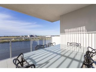 Sleek 2-Bed Unit With Expansive Water Views Apartment, Kawana Waters - 3