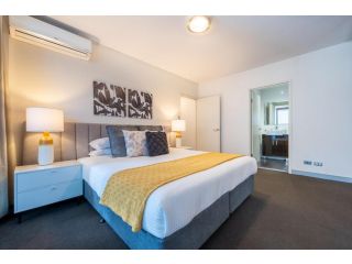 Sleek Inner-City Getaway in Prime Location Apartment, Sydney - 2