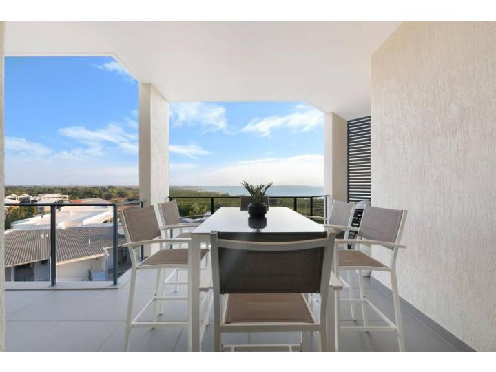Sleek Penthouse Style meets Stunning Coastal Views Apartment, Nightcliff - imaginea 2
