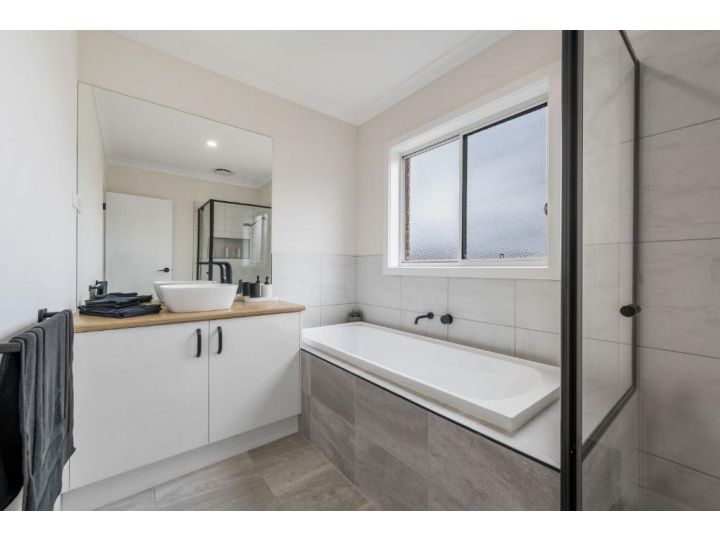 Smiggins Stays - Spacious and Stylish Guest house, Australia - imaginea 1