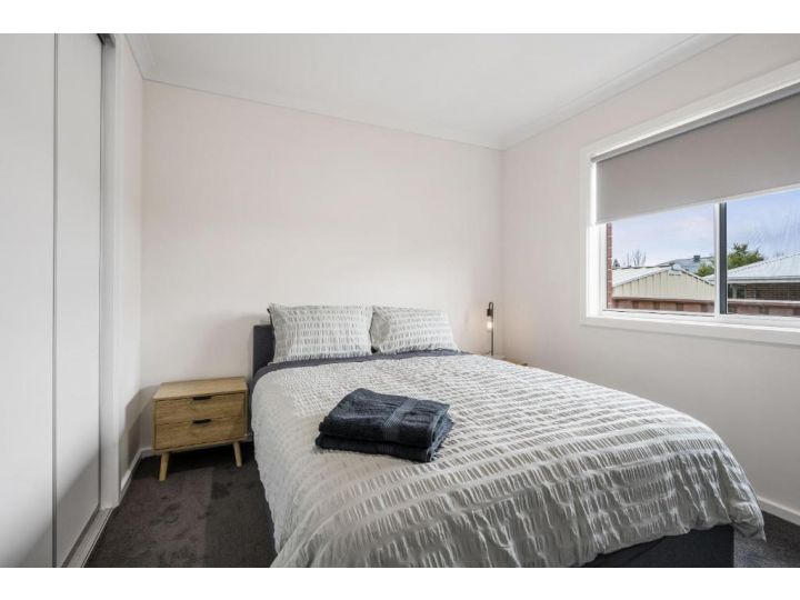 Smiggins Stays - Spacious and Stylish Guest house, Australia - imaginea 6