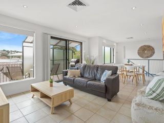 Spaciously Comfy Home With Balcony and BBQ Guest house, Terrigal - 2