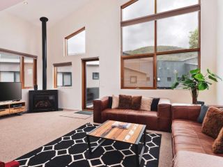 Snow Stream 3 Bedroom and loft with gas fire garage parking and balcony Chalet, Thredbo - 2