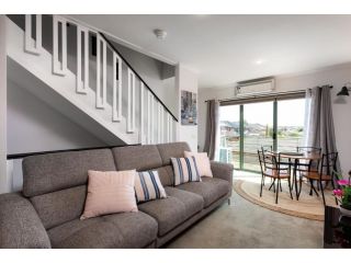 Snug 2-bed Townhouse Near Bustling Shops Guest house, Maribyrnong - 2