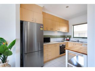 Snug 2-bed Townhouse Near Bustling Shops Guest house, Maribyrnong - 1