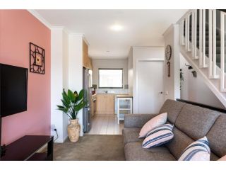 Snug 2-bed Townhouse Near Bustling Shops Guest house, Maribyrnong - 5