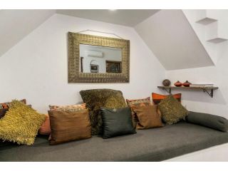 Sol y Sombra Stunning Spanish Inspired Villa Apartment, Sunshine Beach - 4