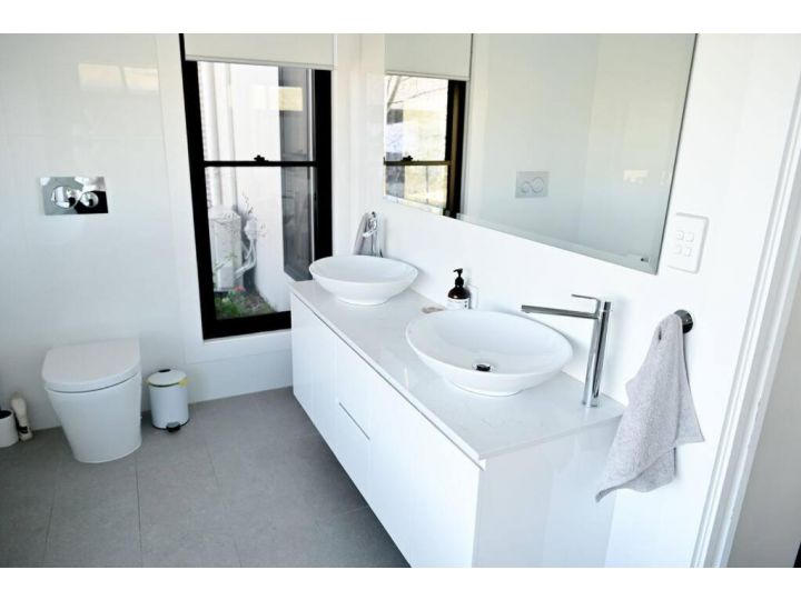 Somerton Ridge: Luxury modern house stunning bath Guest house, Joadja Creek - imaginea 14
