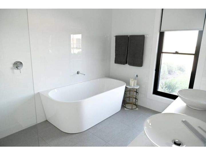 Somerton Ridge: Luxury modern house stunning bath Guest house, Joadja Creek - imaginea 12